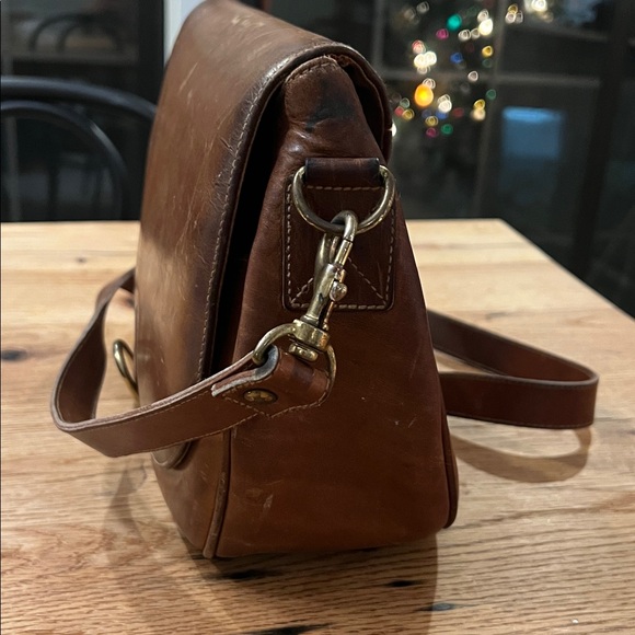 VINTAGE G.H. Bass & Co. Brown / Tan Leather & Brass Horsebit Crossbody Bag - Picture 7 of 8